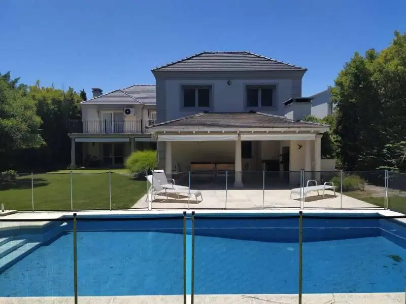 Venta/ Alquiler Oportunidad 4 Dormitorios Impecable casa sobre lote interno. Estilo clásico. 8