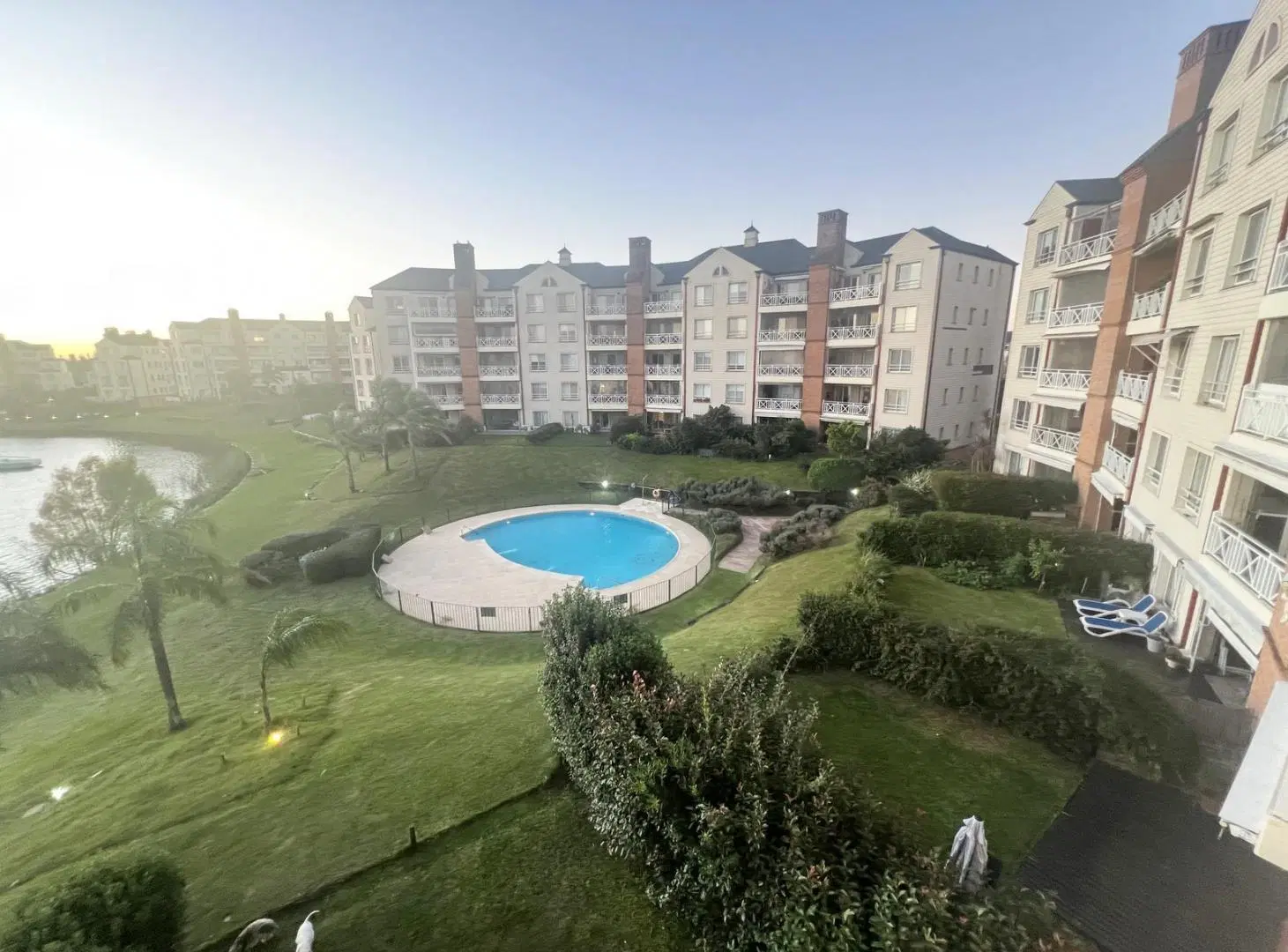 Alquiler Departamento 3 amb. en Condominio de la Bahia con la mejor vista al lago 3