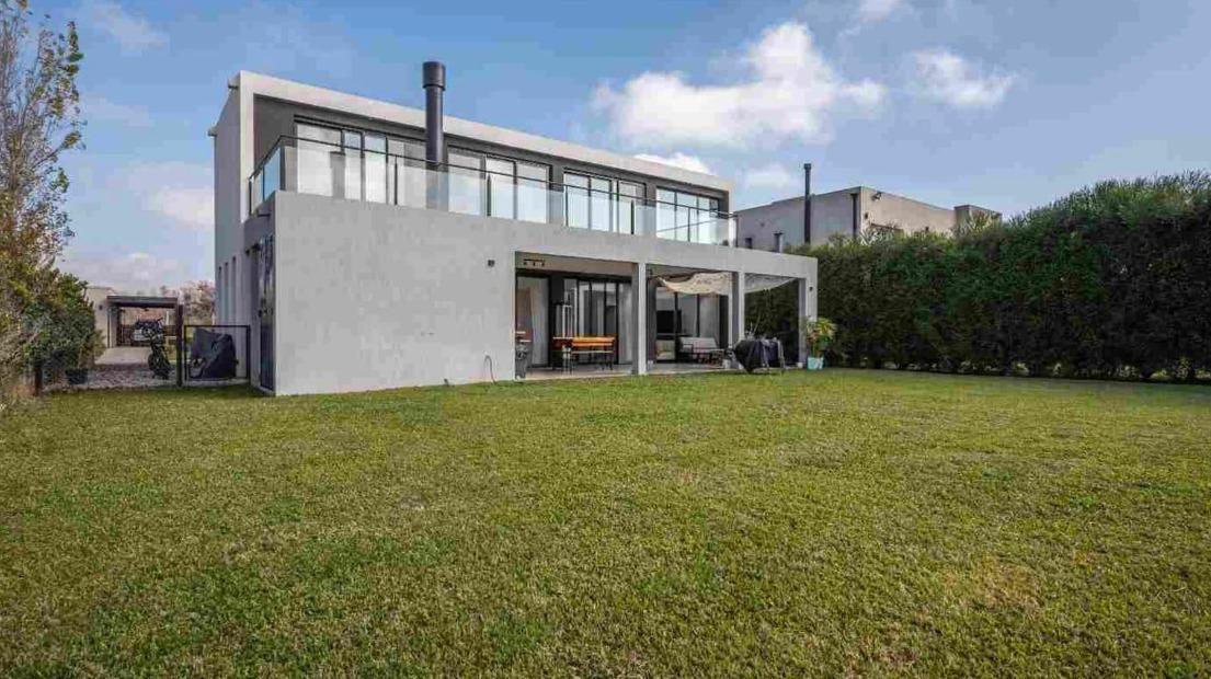 Foto de VENTA CASA A LA LAGUNA 5 AMBIENTES AREA 11, imagen 4