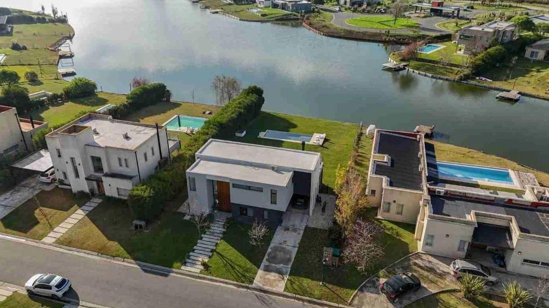 Foto de VENTA CASA A LA LAGUNA 5 AMBIENTES AREA 11, imagen 2