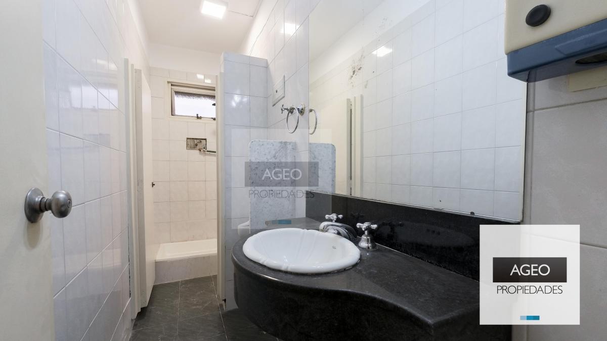 Venta Oficina Comercial de 200 m Cochera Monserrat 4