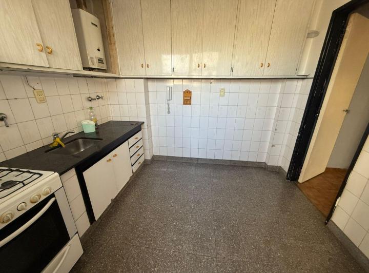 Dpto 4 ambientes x escalera al frente con balcon 4