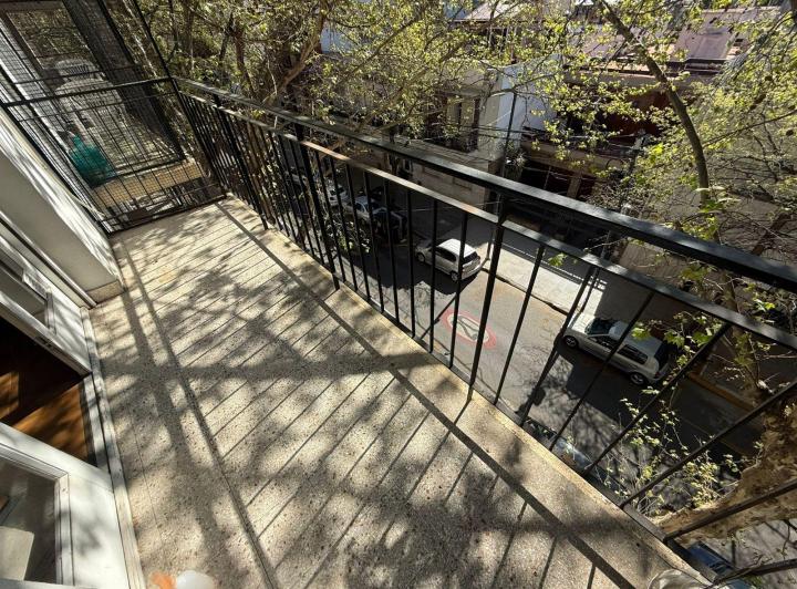 Dpto 4 ambientes x escalera al frente con balcon 5
