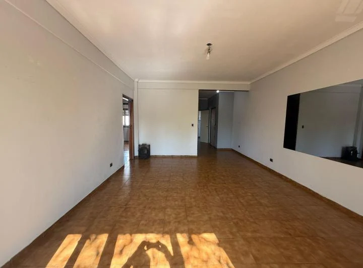 Dpto 4 ambientes x escalera al frente con balcon 3