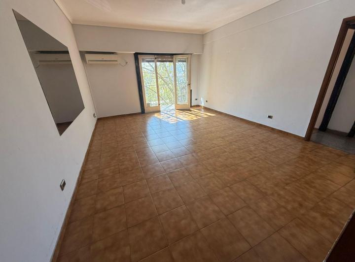 Dpto 4 ambientes x escalera al frente con balcon 2