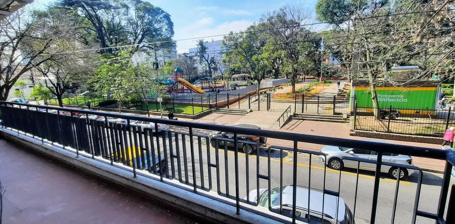 Departamento 4 ambientes frente a la plaza en Villa del Parque 4