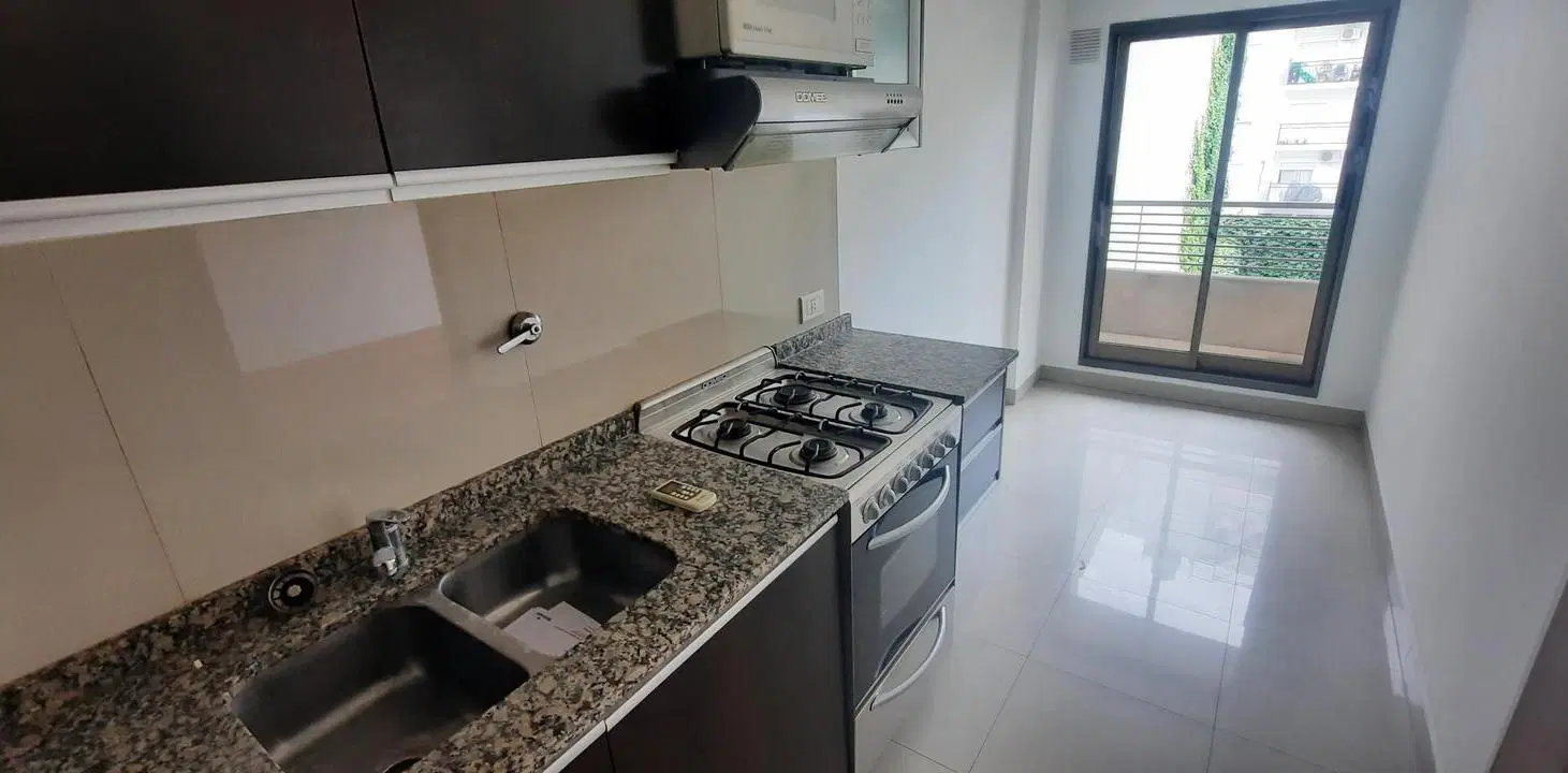 Moderno semipiso contrafrente con balcon 3