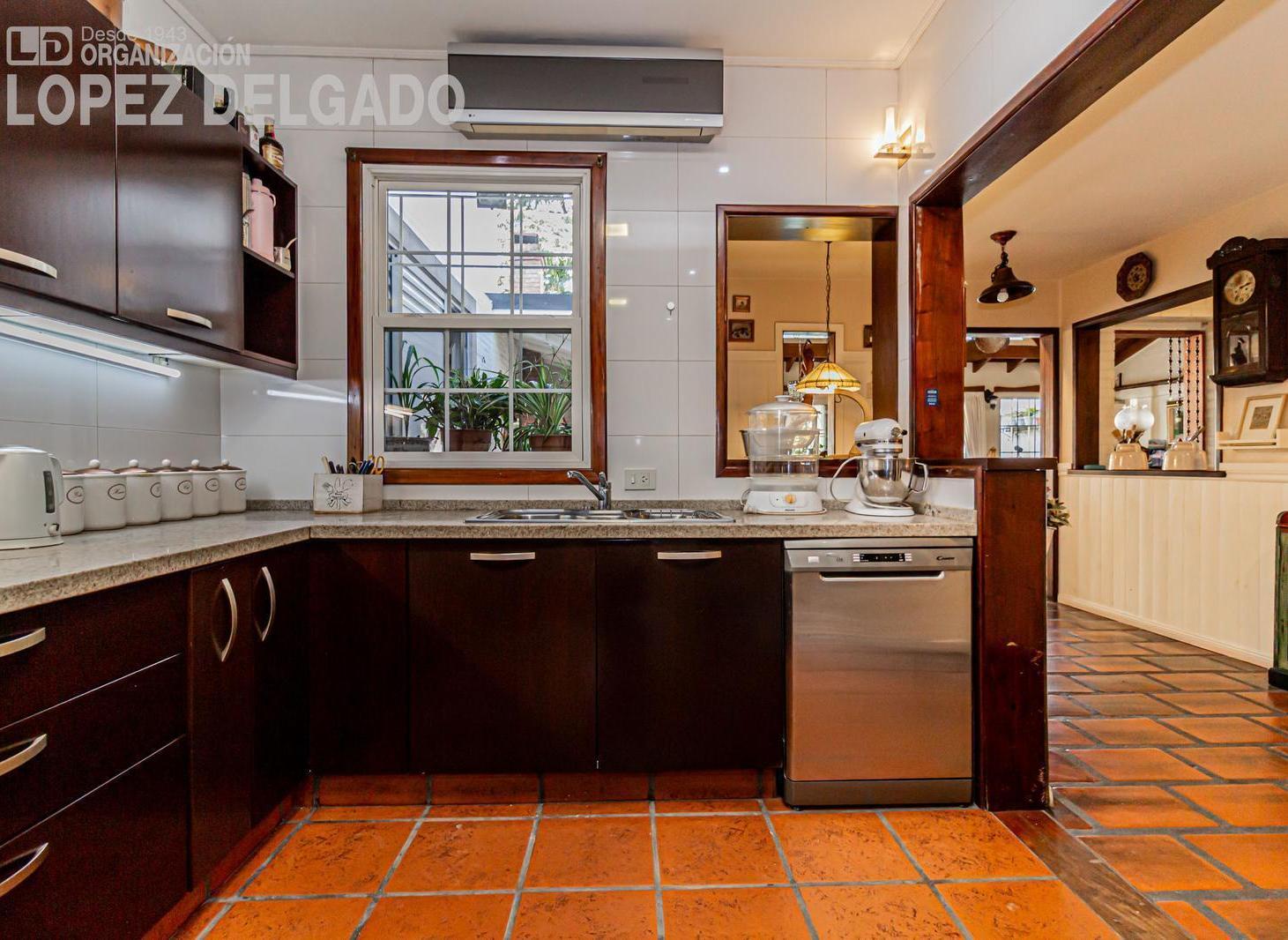 Foto de Casa de 6 ambientes dependencia con jardín, pileta y cochera en Villa, imagen 5