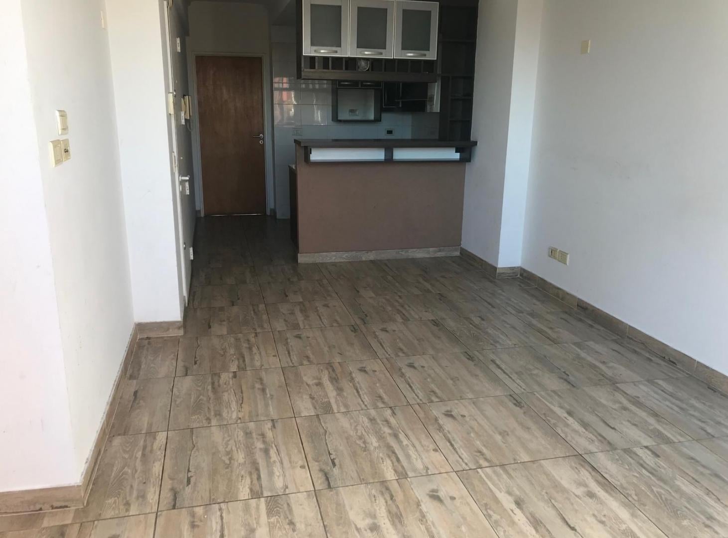 Foto de Semipiso al frente con balcon con parrilla. Cochera., imagen 1