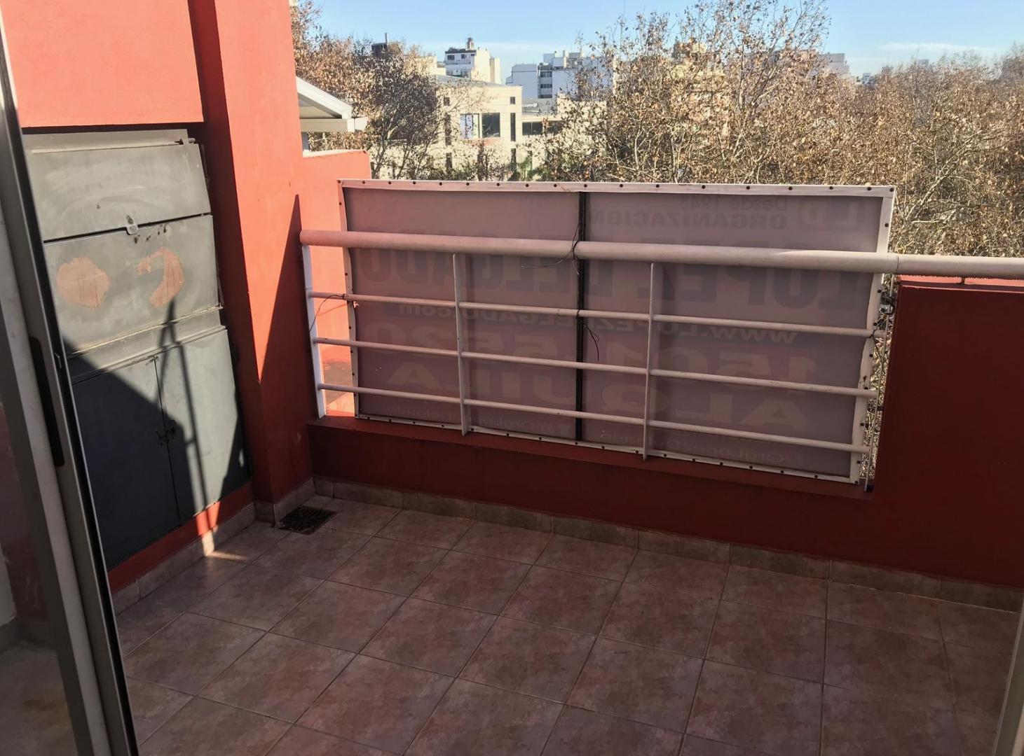 Foto de Semipiso al frente con balcon aterrazado con parrilla. Cochera., imagen 4