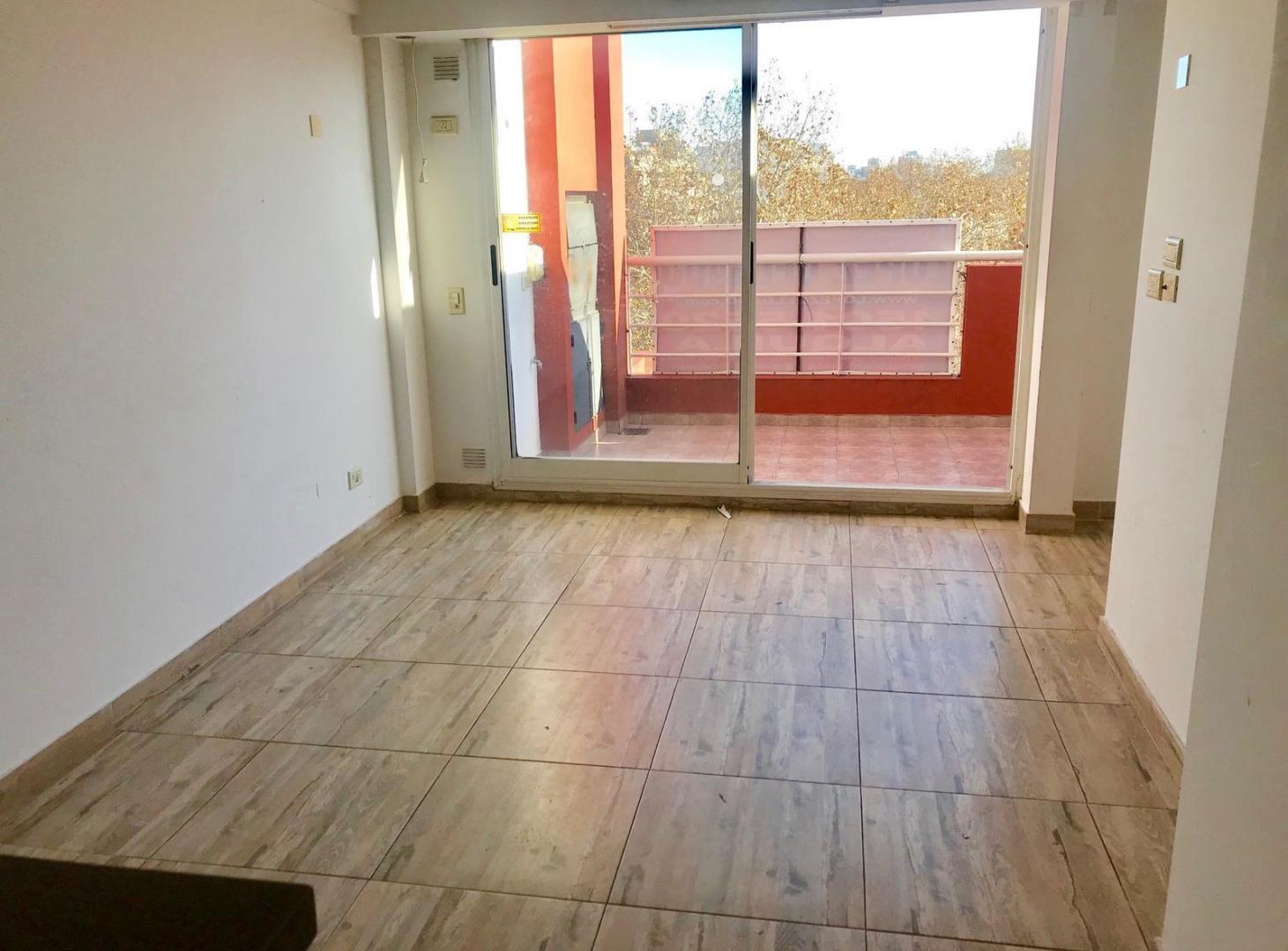 Foto de Semipiso al frente con balcon aterrazado con parrilla. Cochera., imagen 5