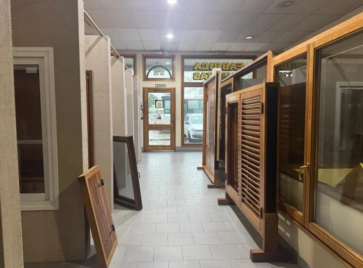 Local . | Av. Brig. Gral. Juan Manuel de Rosas al 3700