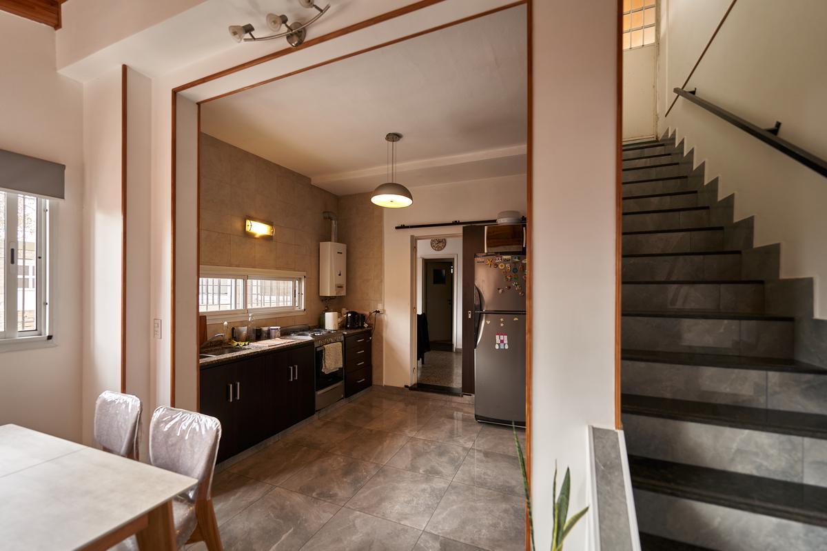 Casa en planta alta con cochera y terraza con parrillero-Dos dormitorios -Rosario