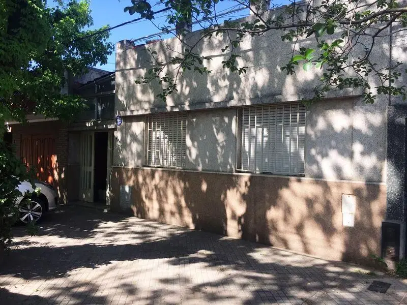 Casa en VENTA - Dos Dormitorios con cochera- Rosario 2