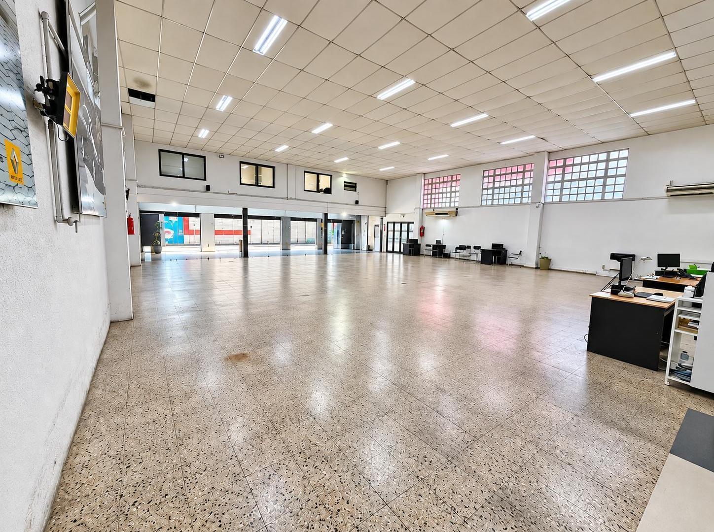 Foto de Local con deposito en alquiler - Ov. Lagos 633, imagen 2