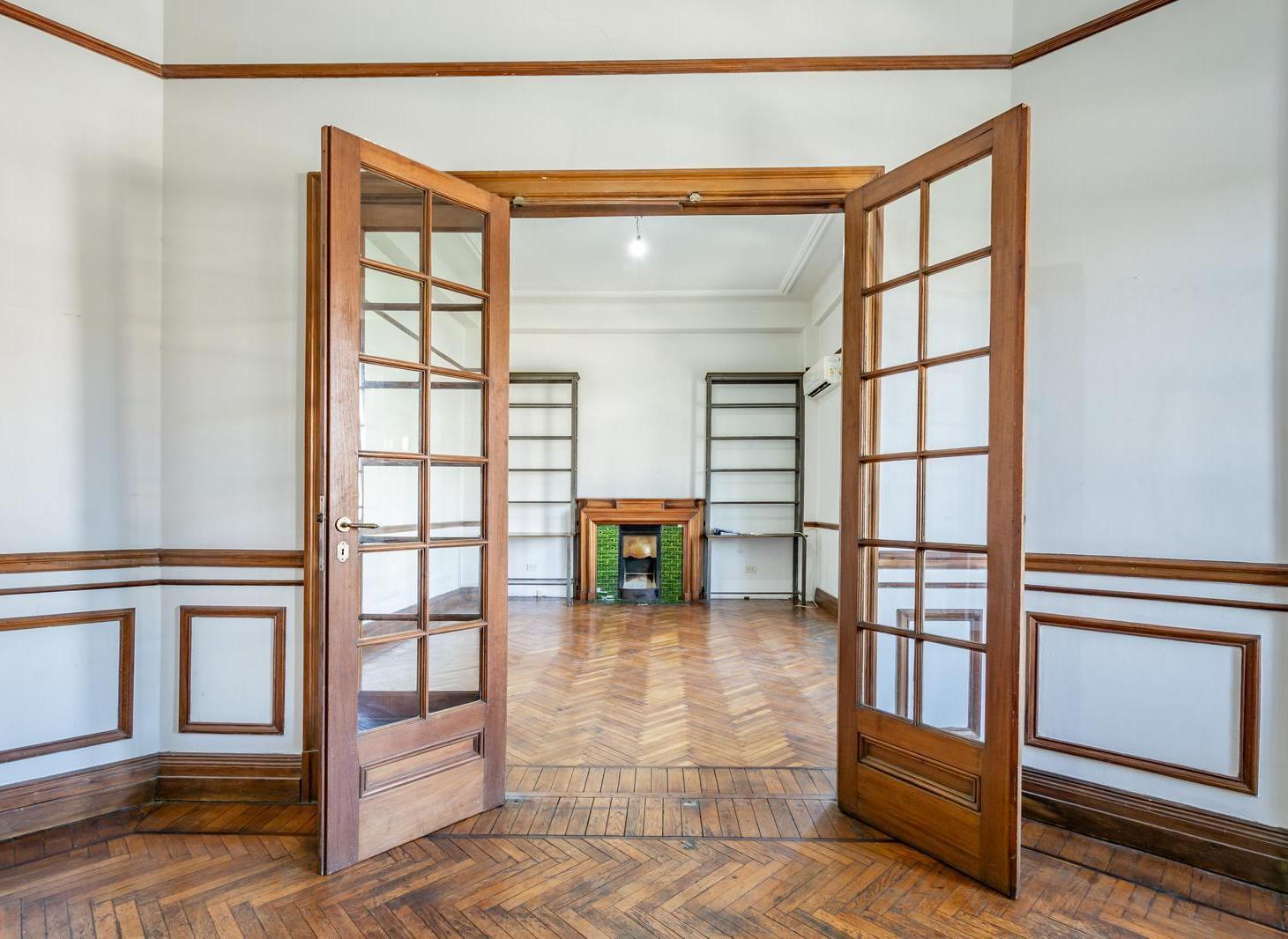 Piso Completo de 211 m² en Edificio Histórico - Categoría y Estilo en Monserrat