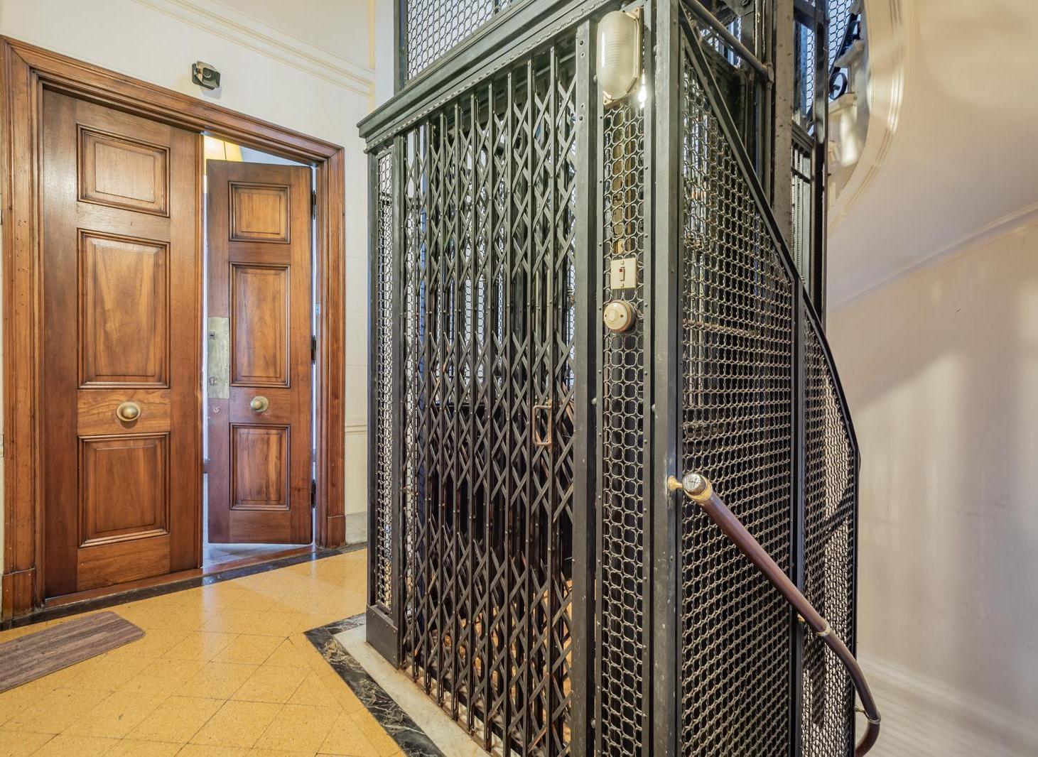 Piso Completo de 211 m² en Edificio Histórico - Categoría y Estilo en Monserrat