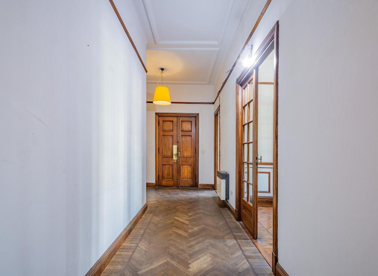 Piso Completo de 211 m² en Edificio Histórico - Categoría y Estilo en Monserrat