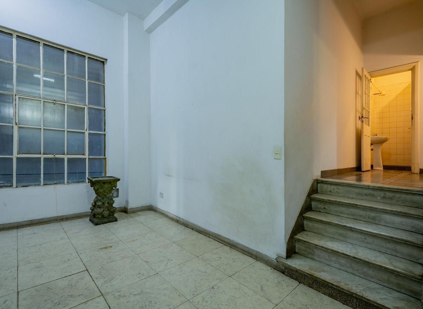Piso Completo de 211 m² en Edificio Histórico - Categoría y Estilo en Monserrat