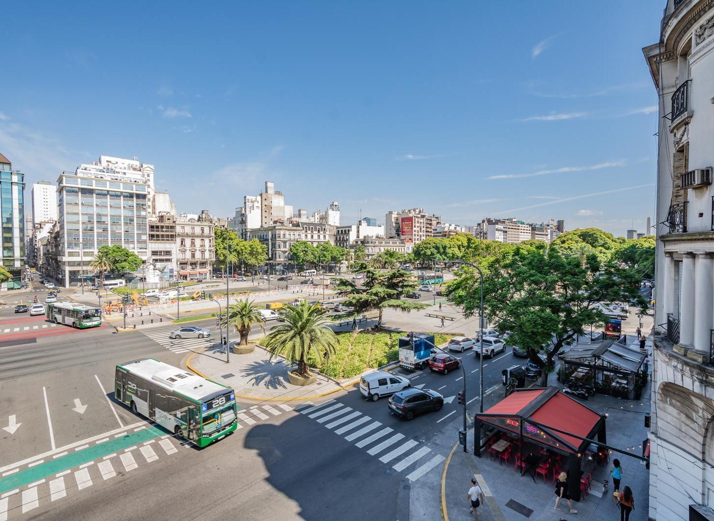 Piso Completo de 211 m² en Edificio Histórico - Categoría y Estilo en Monserrat