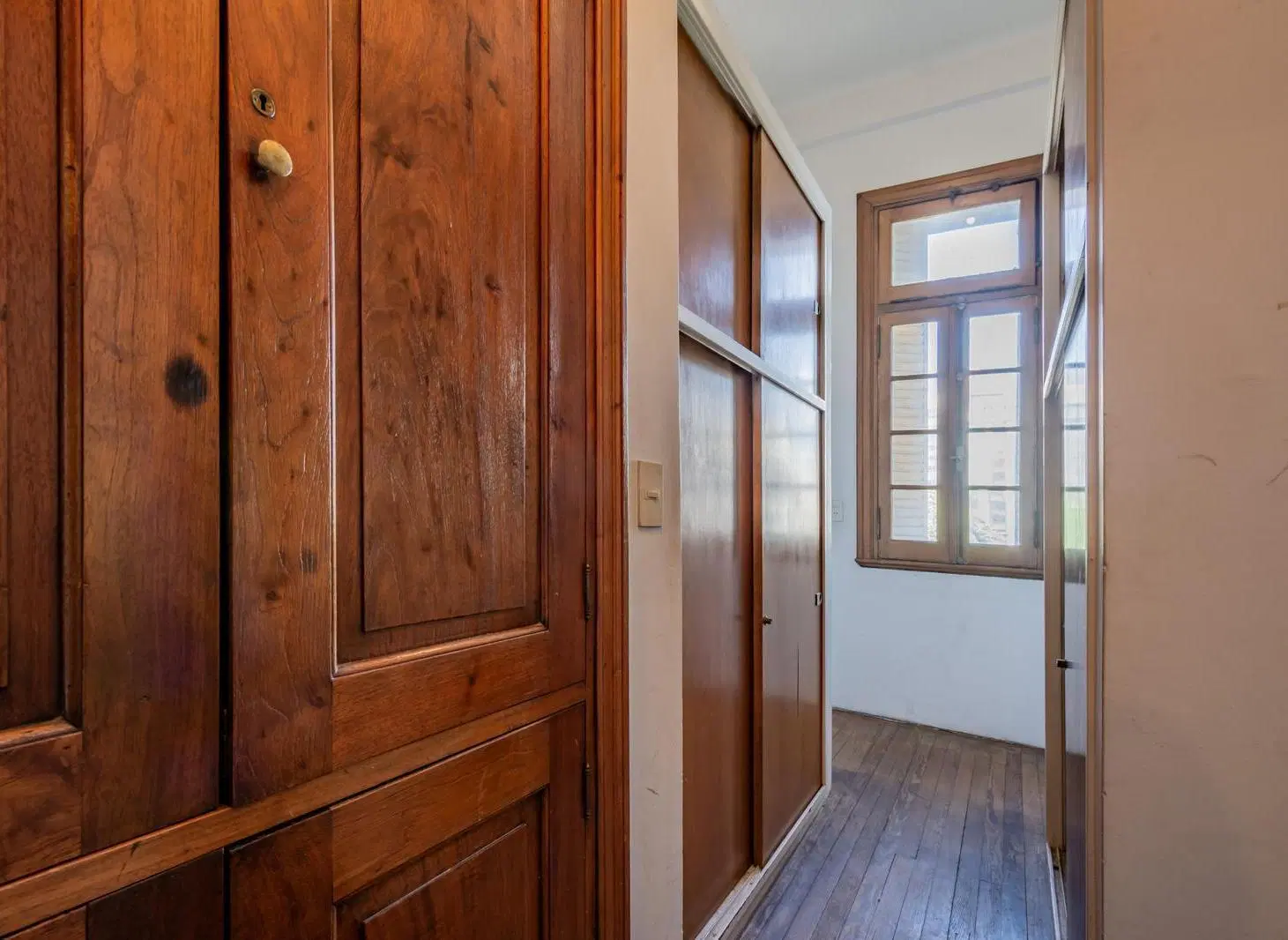 Piso Completo de 211 m² en Edificio Histórico - Categoría y Estilo en Monserrat 2