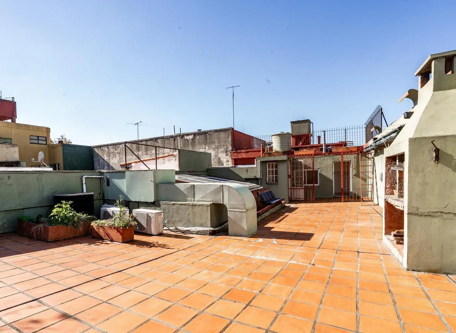 Casa con identidad propia en Barracas con Terraza, cochera y espacios versátiles 2