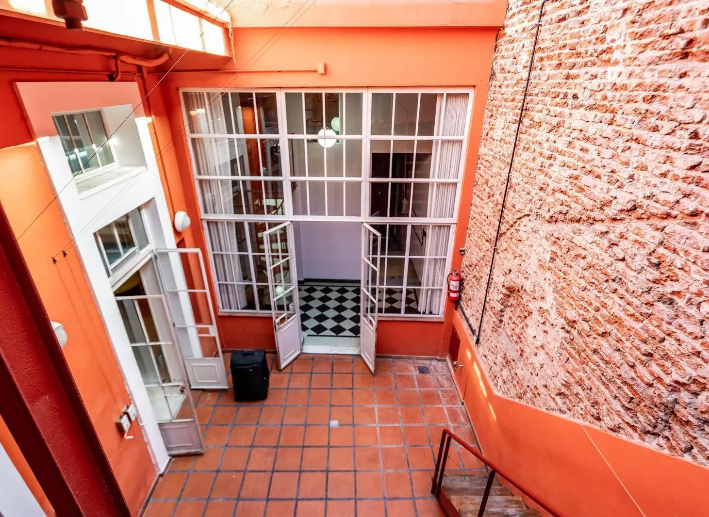 Casa con identidad propia en Barracas con Terraza, cochera y espacios versátiles 3