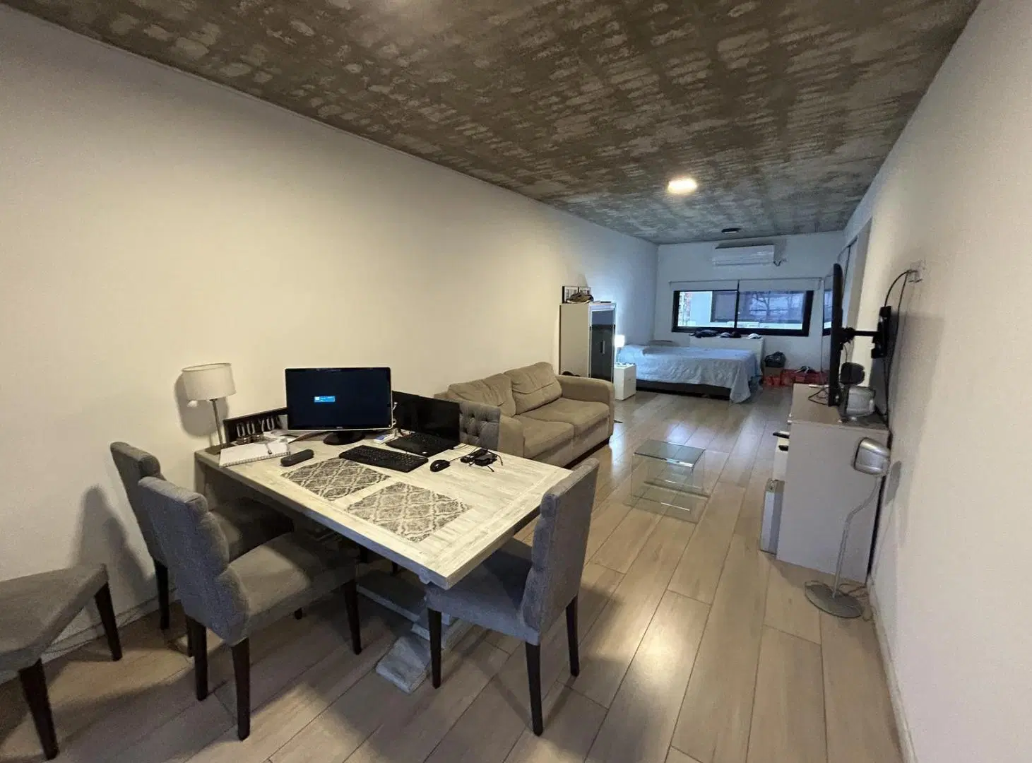Amplio monoambiente de 50m2 divisible con balcón y cochera cubierta en Caballito 2