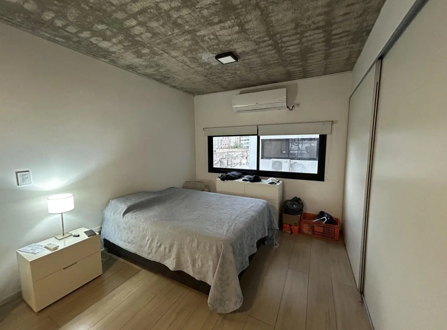 Amplio monoambiente de 50m2 divisible con balcón y cochera cubierta en Caballito 3