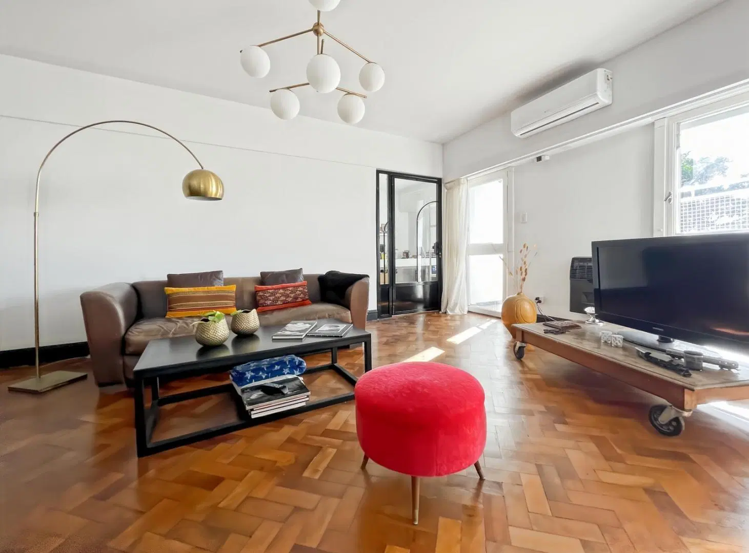 Departamento de 4 ambientes c/cochera  en  Av del Libertador y Pirovano totalmente reciclado 5