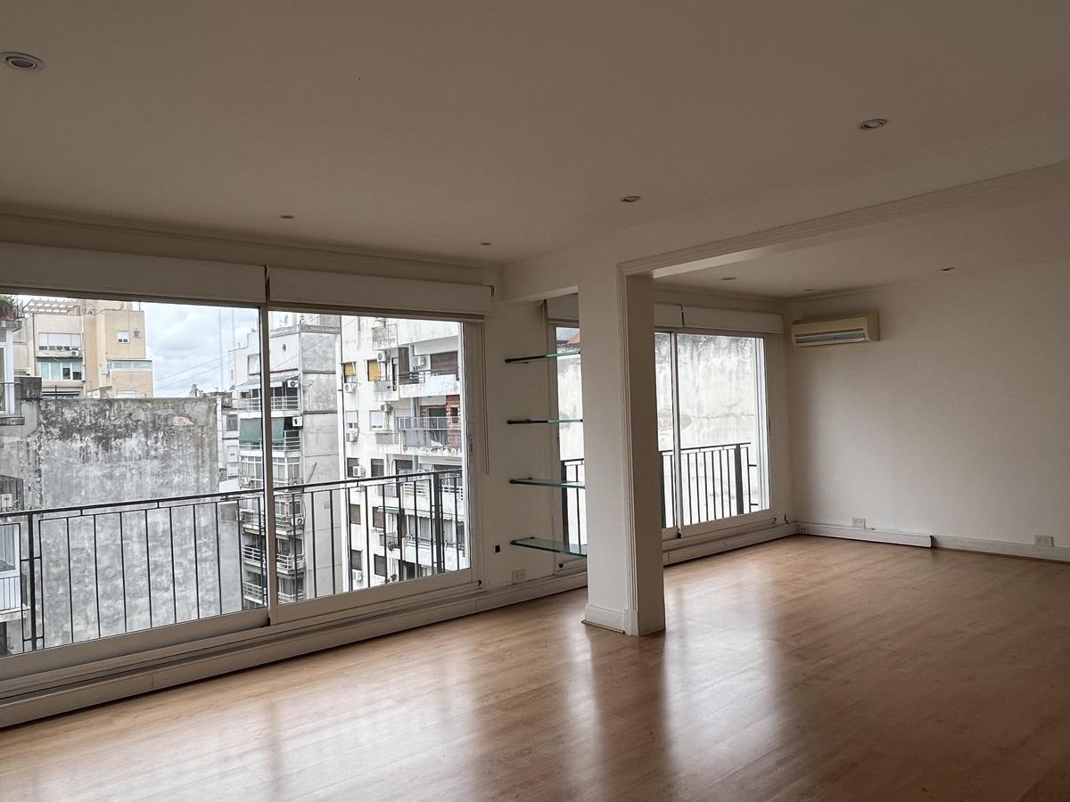 Foto de Excelente oficina con 2 cocheras en edificio de Categoría, imagen 2