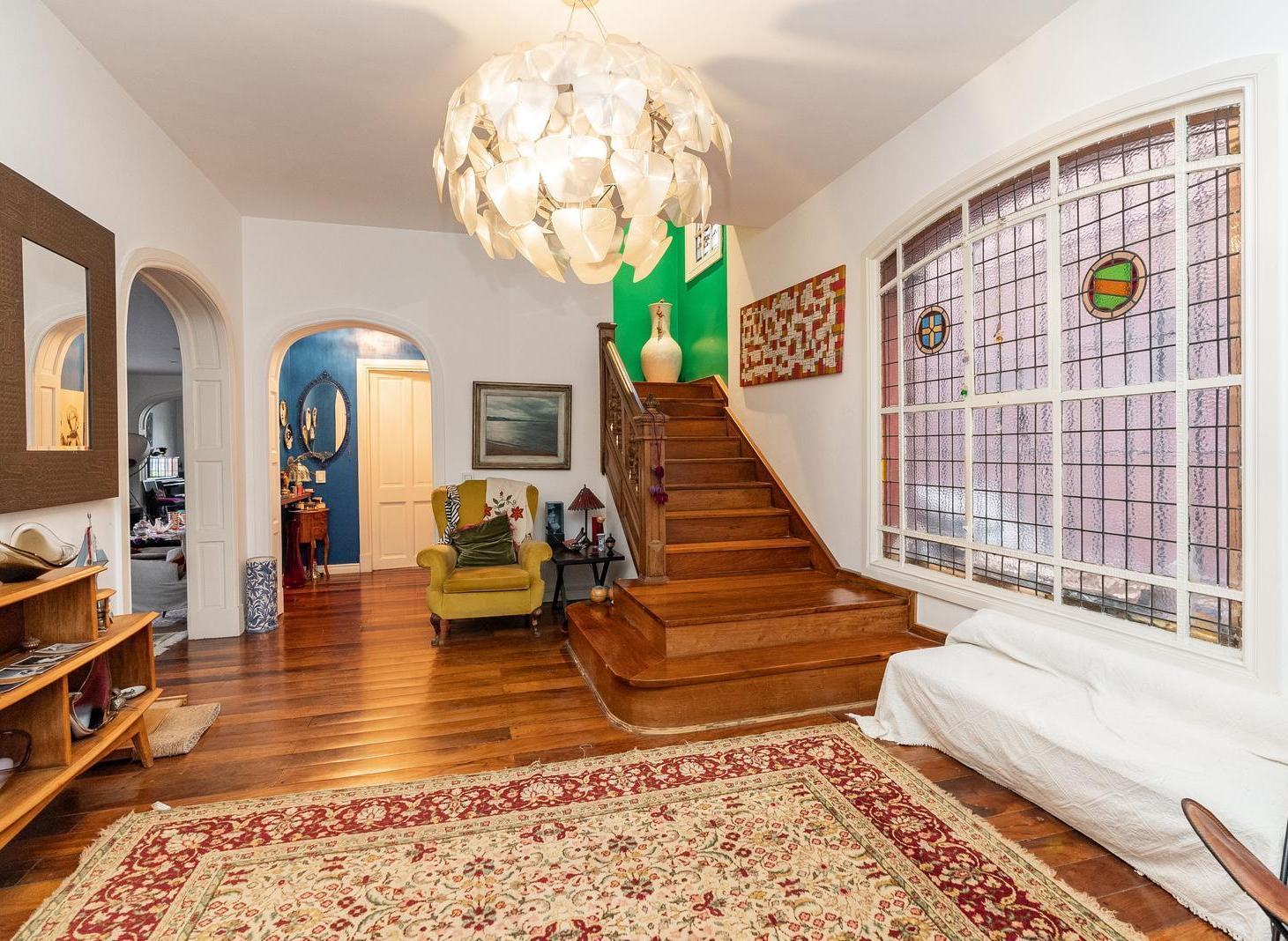 Foto de Casa Estilo Inglés en Olivos Gran Jardín con Pileta Excelente Estado, imagen 3