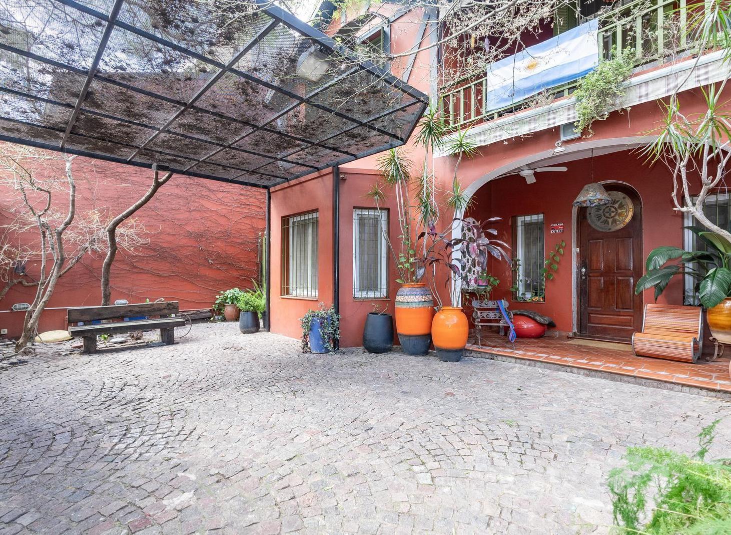 Foto de Casa Estilo Inglés en Olivos Gran Jardín con Pileta Excelente Estado, imagen 5