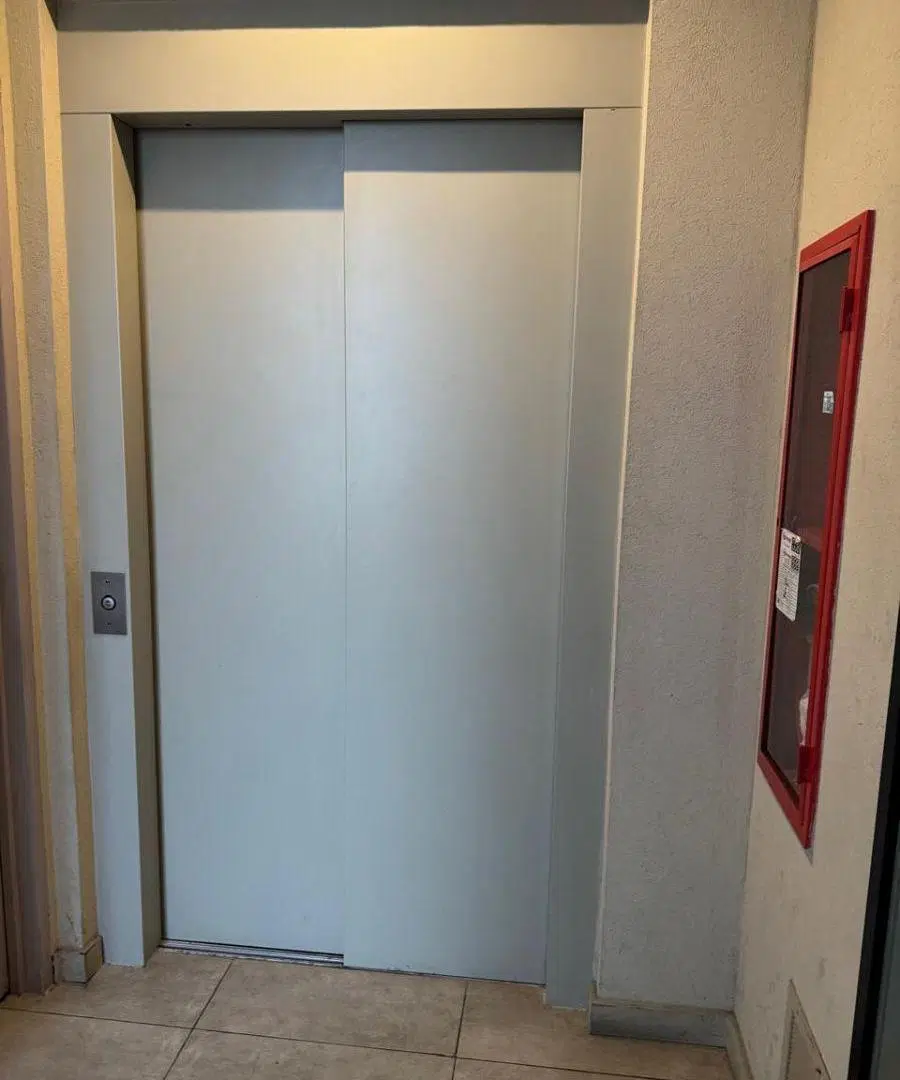 Oficina o consultorio en edificio corporativo, 4 ambientes 5