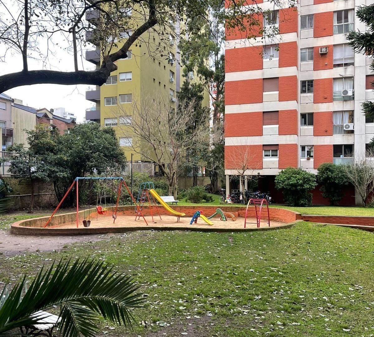 Foto de Departamento 3 ambientes con jardín y cochera en alquiler, imagen 2