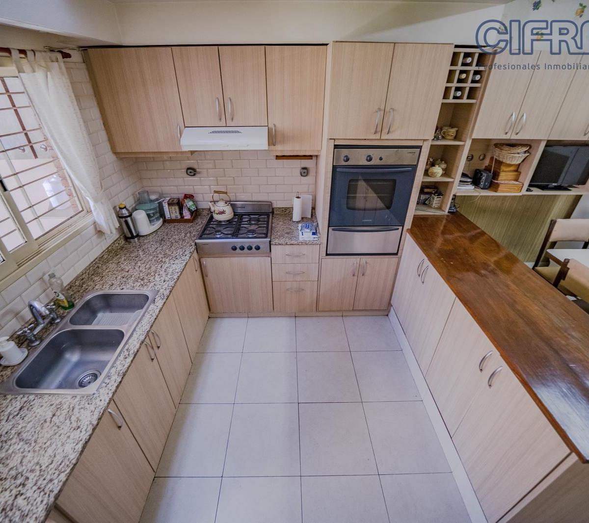 Casa de 5 Ambientes con Garaje Para Dos Autos Jardín y Pileta Lote Propio 8.66x26 1