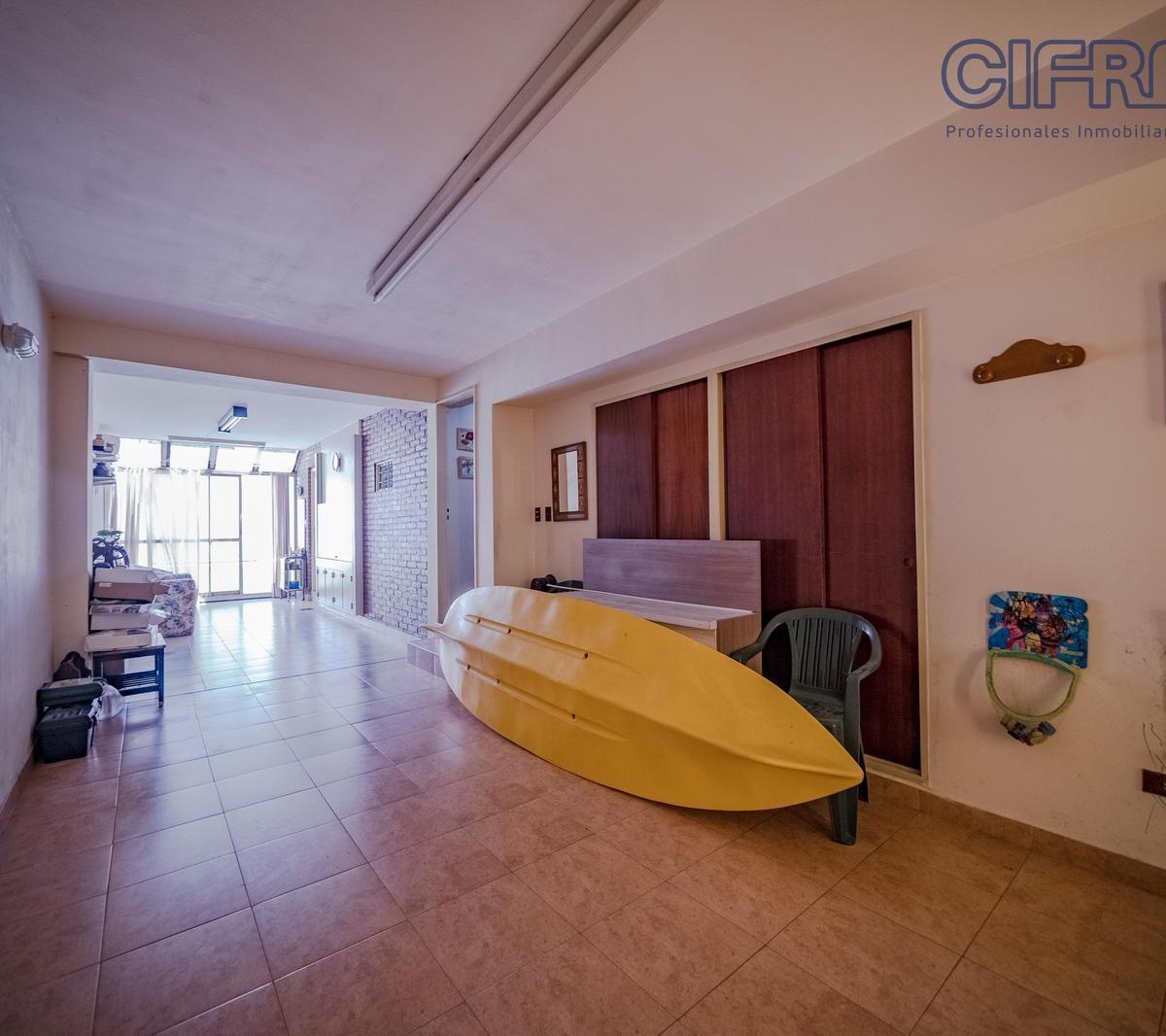 Casa de 5 Ambientes con Garaje Para Dos Autos Jardín y Pileta Lote Propio 8.66x26 5