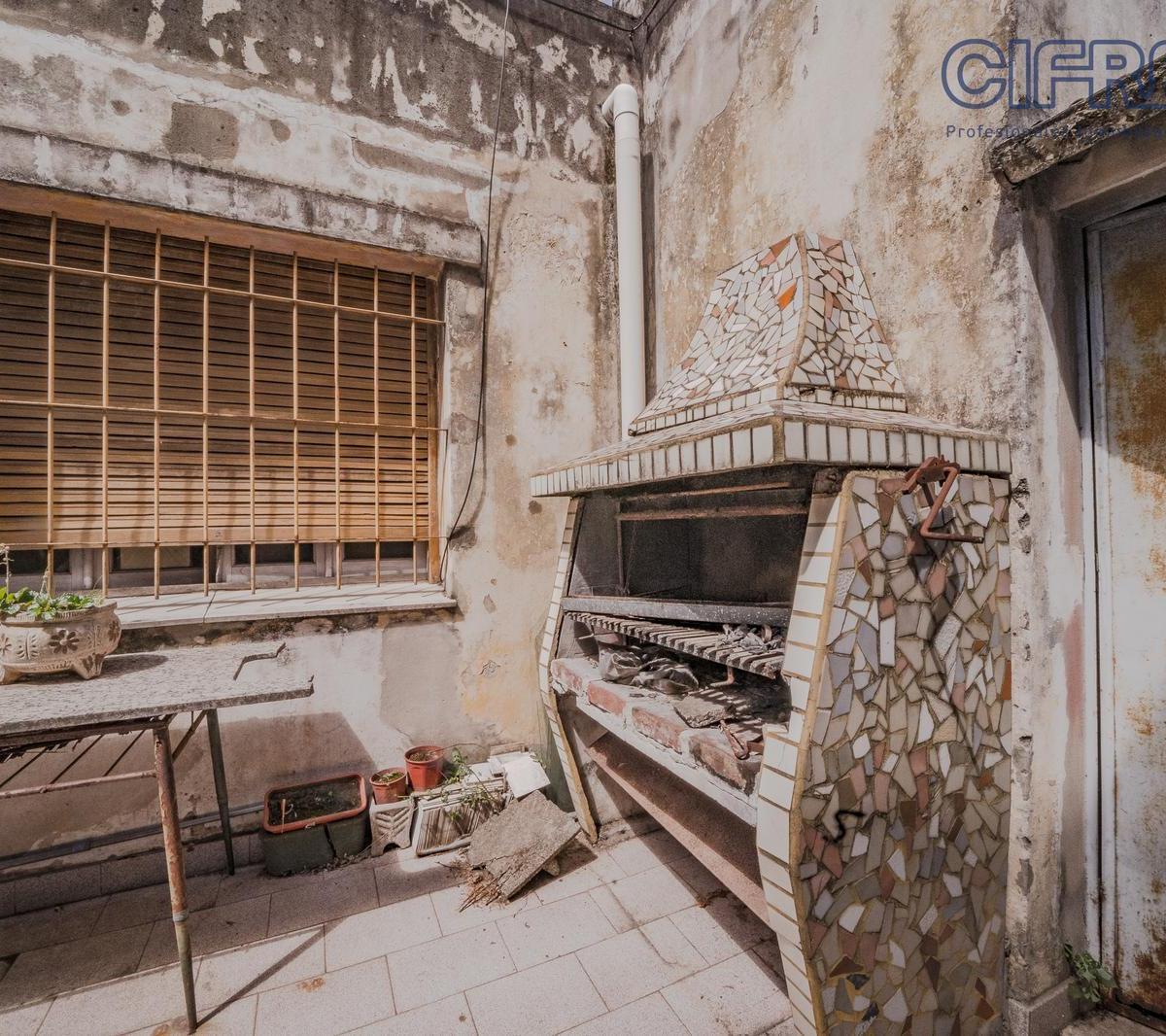 Casa en Villa Devoto 5 Ambientes a Refaccionar Lote Irregular, Zonificación Usam 3