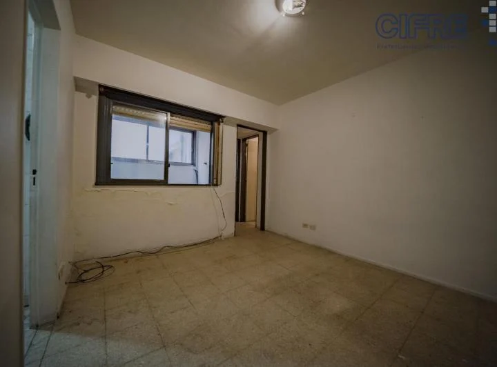 Departamento de 2 ambientes a reciclar, con cocina y lavadero independiente. 3