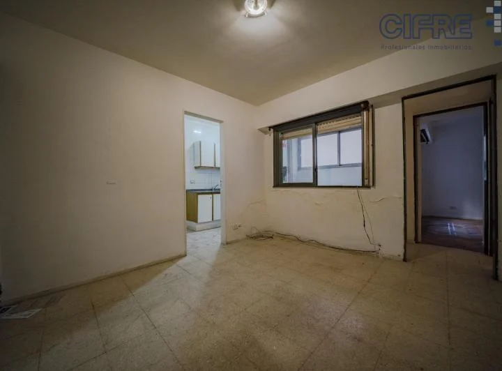 Departamento de 2 ambientes a reciclar, con cocina y lavadero independiente. 4