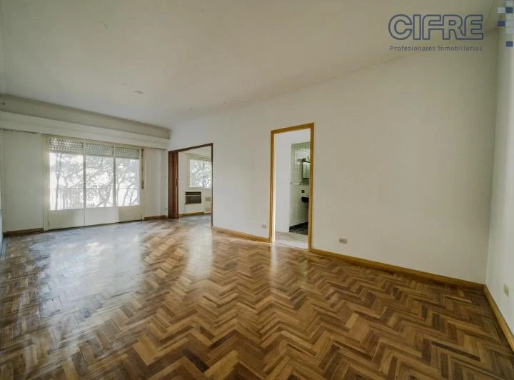 Departamento de 4 ambientes 3 baños, dependencia de servicio y balcón al frente. 3