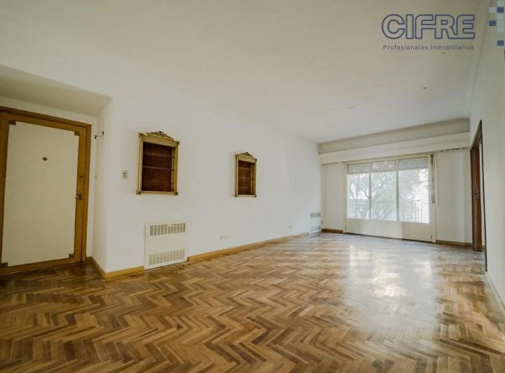 Departamento de 4 ambientes 3 baños, dependencia de servicio y balcón al frente. 2