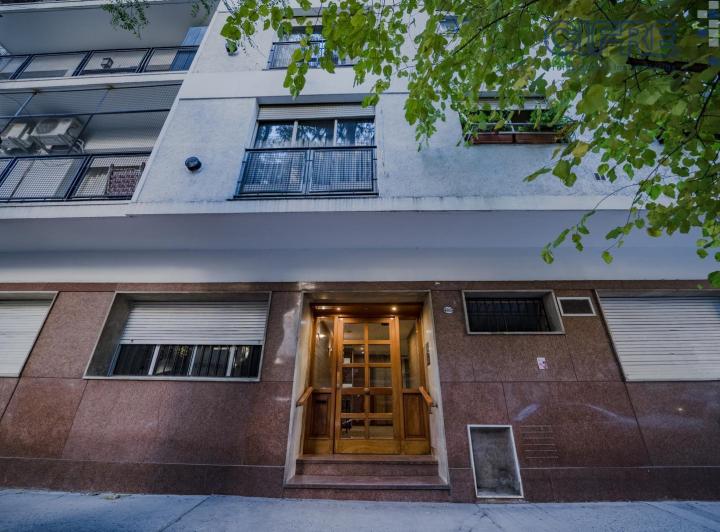 Departamento de 4 ambientes 3 baños, dependencia de servicio y balcón al frente. 4