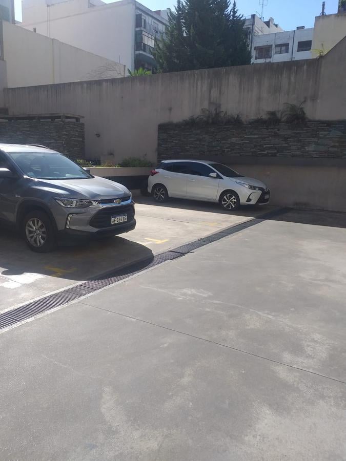 Cochera fija descubierta en planta baja. Estratégica ubicación!!