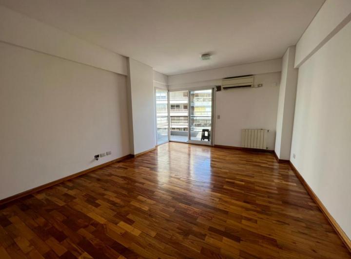 Departamento de 3 ambientes con 2 baños, balcón aterrazado, cochera fija y cubierta. 4