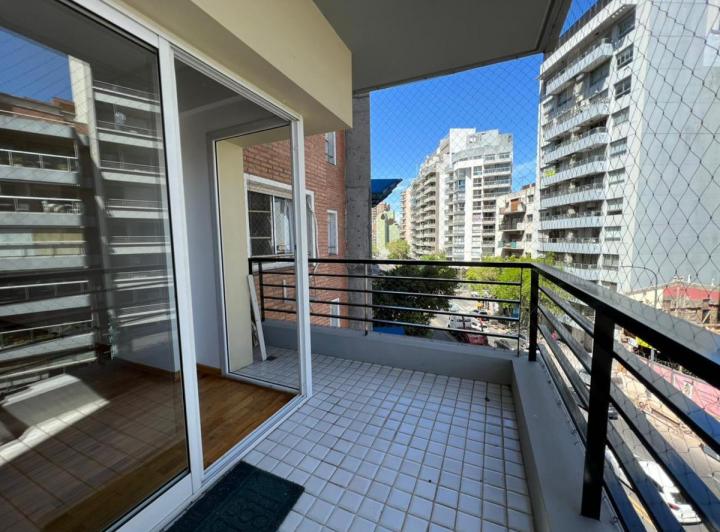 Departamento de 3 ambientes con 2 baños, balcón aterrazado, cochera fija y cubierta. 1