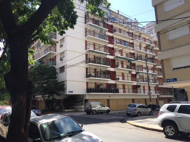 Departamento de 4 ambientes con 2 balcones en excelente estado. Cochera cubierta! 2