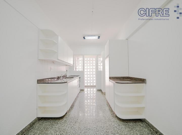 Departamento de 4 ambientes con 2 balcones en excelente estado. Cochera cubierta! 4
