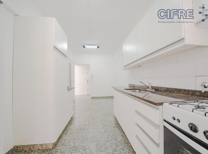 Departamento de 4 ambientes con 2 balcones en excelente estado. Cochera cubierta! 5