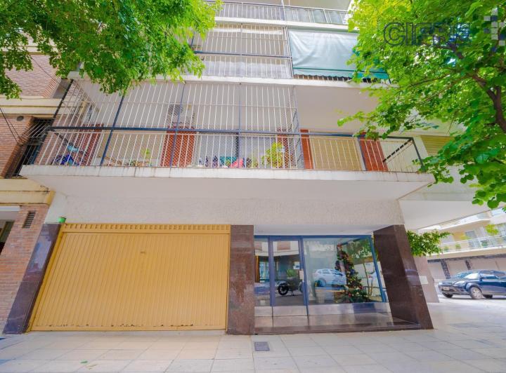 Departamento de 4 ambientes con 2 balcones en excelente estado. Cochera cubierta! 1